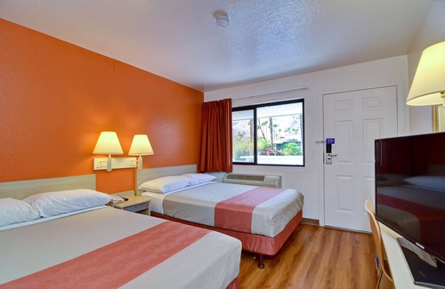Palm Springs Hotel | Motel 6 Palm Springs, CA - East - Palm Canyon