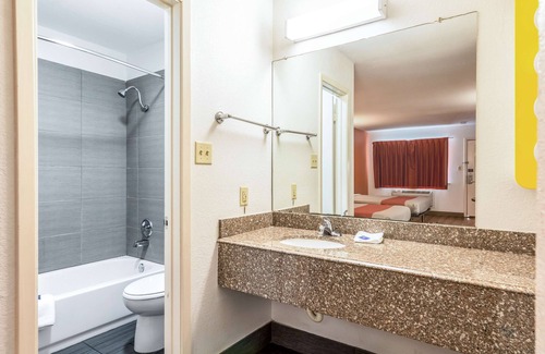 San Antonio Hotel | Motel 6 San Antonio, TX - South WW White Rd