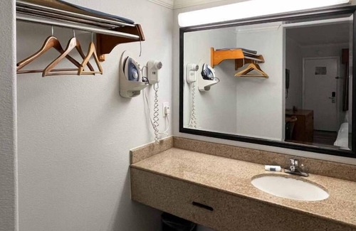 Marina District Hotel | Motel 6 San Francisco, CA - Lombard Street
