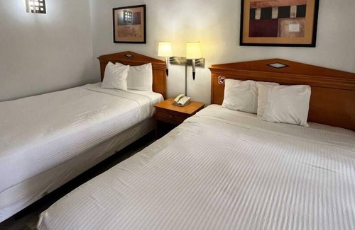Marina District Hotel | Motel 6 San Francisco, CA - Lombard Street