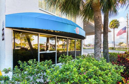 Tampa Hotel | Motel 6-Tampa, FL - Fairgrounds