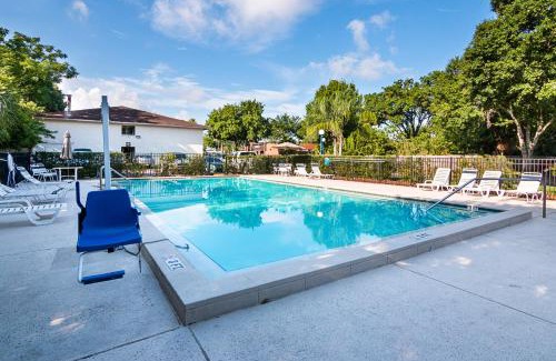 Tampa Hotel | Motel 6-Tampa, FL - Fairgrounds