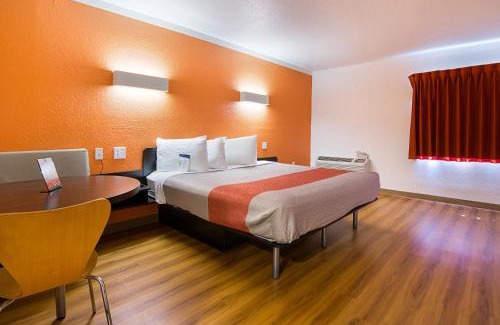 Tampa Hotel | Motel 6-Tampa, FL - Fairgrounds