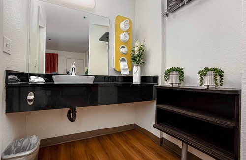 Temecula Hotel | Motel 6 Temecula, CA - Historic Old Town