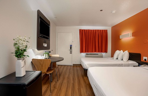 Temecula Hotel | Motel 6 Temecula, CA - Historic Old Town