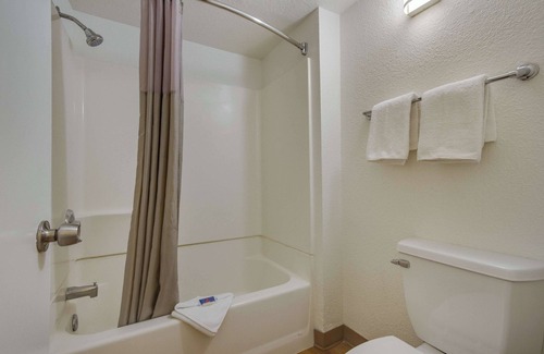 Tempe Hotel | Motel 6 Tempe, AZ - Broadway - ASU