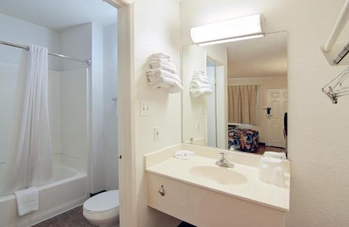 Tempe Hotel | Motel 6-Tempe, AZ - Broadway - ASU