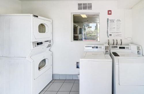 Dupont Hotel | Motel 6 Thornton