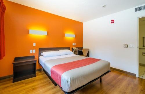 Dupont Hotel | Motel 6 Thornton