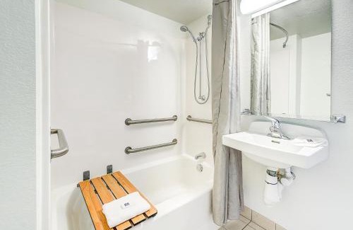 Dupont Hotel | Motel 6 Thornton