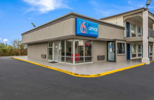 Tupelo Hotel | Motel 6-Tupelo, MS - Downtown