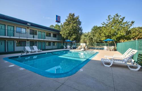 Valdosta Hotel | Motel 6-Valdosta, GA - University
