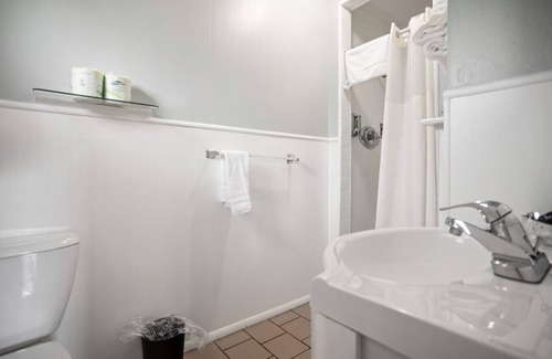 Wellsboro Casa | Motel King Suite | Ground Floor | 2 mi to Canyon