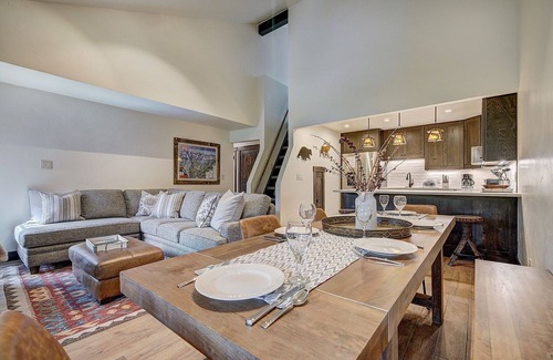 Warrior's Mark Condominio | Motherlode C9 2 Bedroom Condo by RedAwning