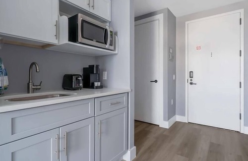 Mott Haven Casa | Mott Haven King Studio w Balcony | Gym+Hotel Amenities