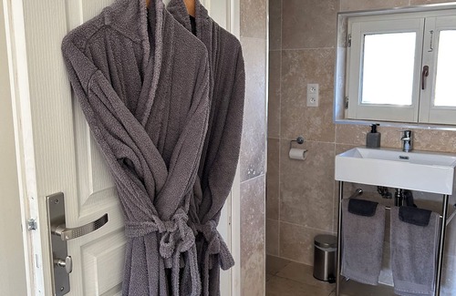 Viverols Cama Y Desayuno | Moulin des Comtes, spacious guest room with all comforts in a peaceful setting