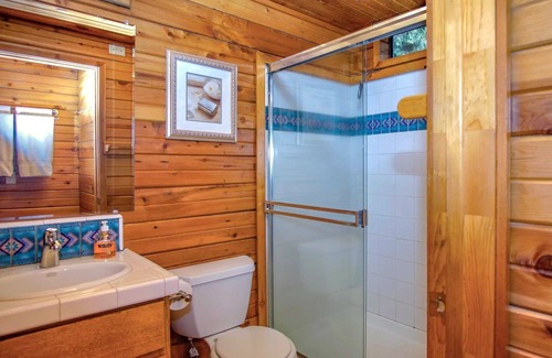 Shingletown Casa | Mount Lassen Cabaña de 5 dormitorios en 1. 6 hectáreas de bosque, sin vecinos