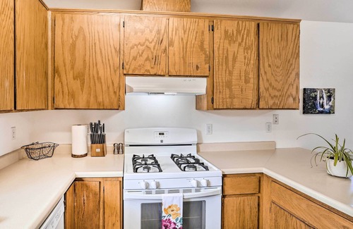Mount Shasta Cabaña | Mount Shasta Escape w/ Balcony ~ Walk to Dtwn