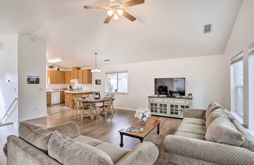 Mount Shasta Cabaña | Mount Shasta Escape w/ Balcony ~ Walk to Dtwn