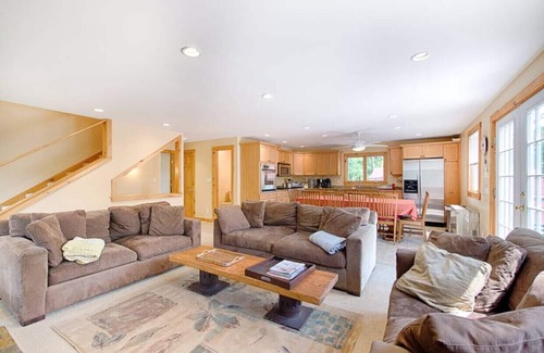 West Dover Chalet De Esquí | Vistas-Privacidad-Jacuzzi-Casa moderna - Cancha de tenis Clay -1/4 milla del monte. Nieve