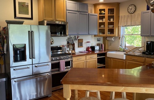 Sandgate Casa | Mountain and Sunset Views in Sandgate near Manchester and Saratoga