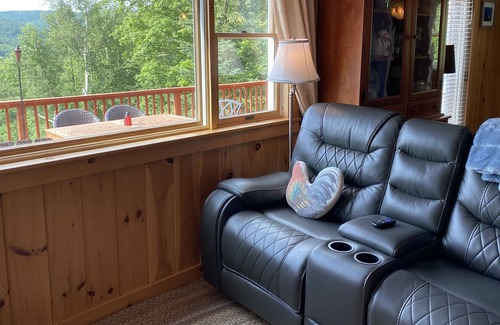 Sandgate Casa | Mountain and Sunset Views in Sandgate near Manchester and Saratoga