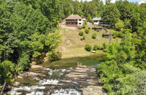 Dahlonega Casa | Mountain and Waterfall Views Stunning Dahlonega Gem