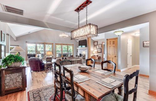 Dahlonega Casa | Mountain and Waterfall Views Stunning Dahlonega Gem