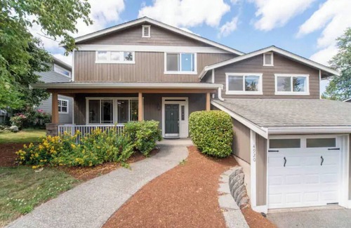 Renton Casa | Mountain Base Home near Seattle & Bellevue | Gym & Game Room