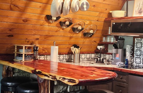 Newport Chalet De Esquí | Mountain Breeze Chalet is custom built in the heart of the Smoky Mountains.