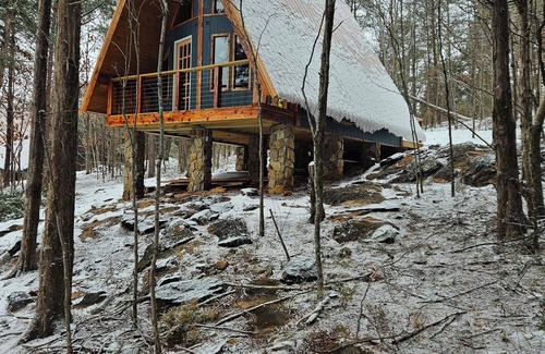 Newport Chalet De Esquí | Mountain Breeze Chalet is custom built in the heart of the Smoky Mountains.
