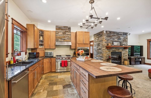 Killington Chalet De Esquí | Mountain Brook Lodge a spectacular house with amazing stone work and A/C 6 miles from Killington Resort