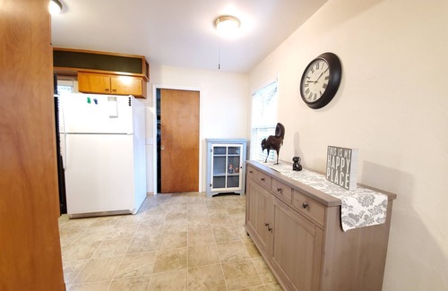 Dunsmuir Casa | Mountain Bungalow, tall pines, deck, in town.