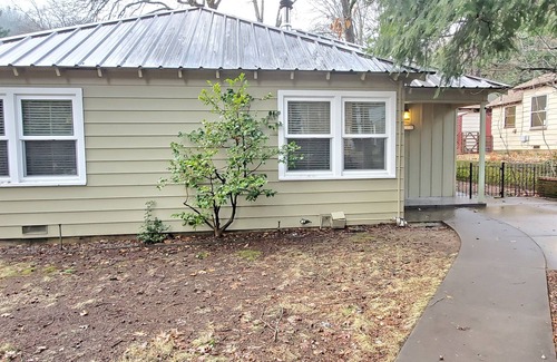 Dunsmuir Casa | Mountain Bungalow, tall pines, deck, in town.