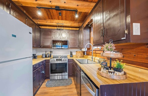 Cleveland Casa | Mountain Cabin~ 4 Br~Min to Helen~Fire Pit~Arcade