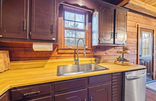 Cleveland Casa | Mountain Cabin~ 4 Br~Min to Helen~Fire Pit~Arcade