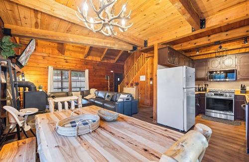 Cleveland Casa | Mountain Cabin~ 4 Br~Min to Helen~Fire Pit~Arcade
