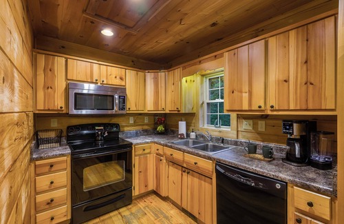 Wardensville Cabina | Creekside Retreat - Hot Tub, Fire Pit & Adventure
