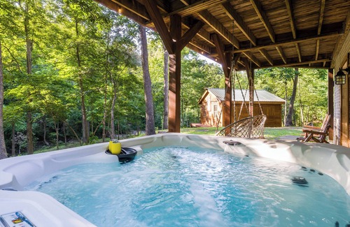 Wardensville Cabina | Creekside Retreat - Hot Tub, Fire Pit & Adventure