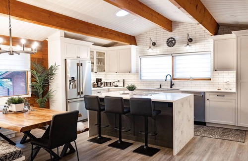 Bragg Creek Cabina | Mountain Cabin w/Gym/Sauna 5mins to hike/bike/ski trails & local shopping/dining