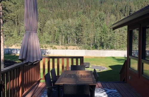 Bragg Creek Cabina | Mountain Cabin w/Gym/Sauna 5mins to hike/bike/ski trails & local shopping/dining