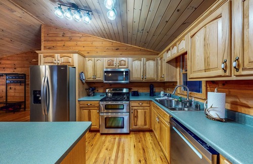 Rabun Gap Cabina | mountain cabin with deck, sunroom, grill, fireplace, arcade, & wifi - dogs ok