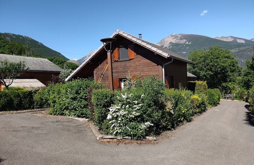 Guillestre Chalet De Esquí | Mountain chalet with pool access, children's play area, restaurant and pizzeria.
