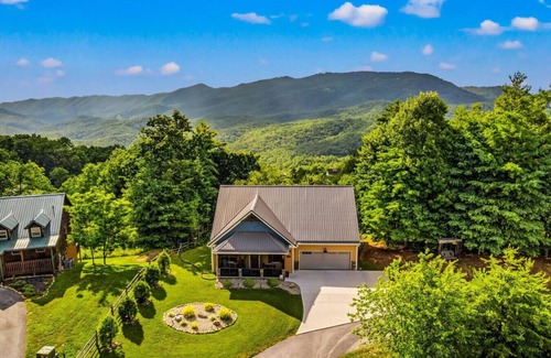 Walland Cabina | Mountain Charm: 4BR w/Incredible Views! Hot Tub*Privacy!