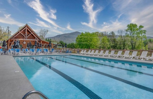 Walland Cabina | Mountain Charm: 4BR w/Incredible Views! Hot Tub*Privacy!