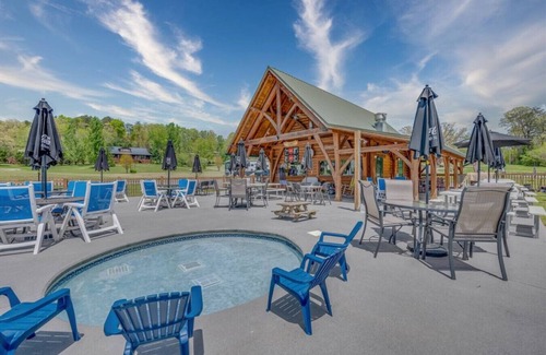Walland Cabina | Mountain Charm: 4BR w/Incredible Views! Hot Tub*Privacy!