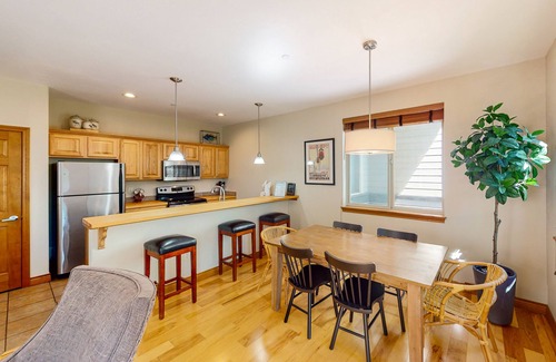 Willow Grove Condominio | Mountain Condo by the River & Town w/ Shared Hot Tub, Private Balcony, & WiFi