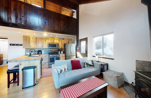 Tahoe Village Condominio | Mountain condo near slopes with fireplace & high-speed WiFi, sleeps 6