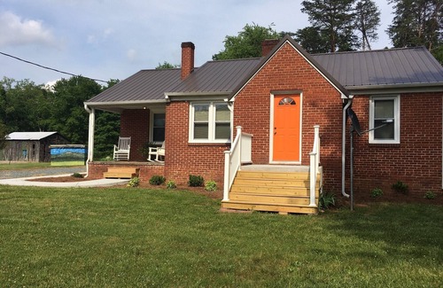 King Casa | Mountain Cottage with spectacular views of Sauratown Mountain in Stokes County.
