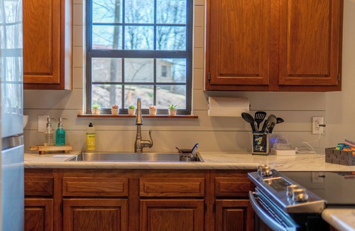 Sylva Casa | Mountain Creek Escape - 2 Living Rooms, Decks, Fire Pit!